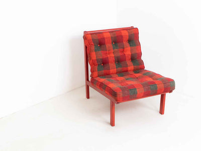 Vintage red lounge chair